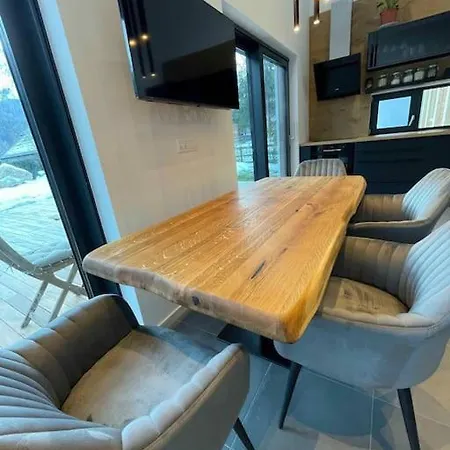 Alpine Wooden With A View 고즈드마툴렉